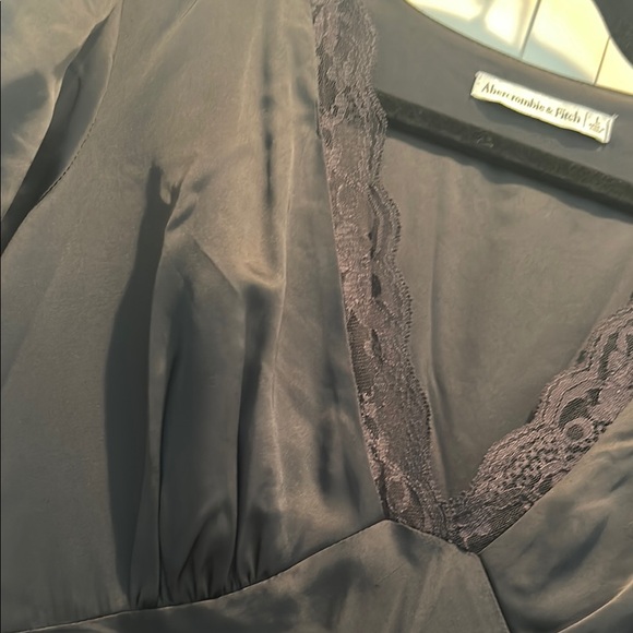 Abercrombie & Fitch Black satin Ruched Midi Gown with Puff Sleeves - Picture 4 of 6